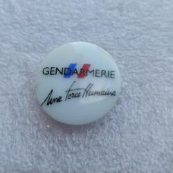 PINS GENDARMERIE NATIONALE  UNE FORCE HUMAINE PUB PORCELAINE MODELE ROND