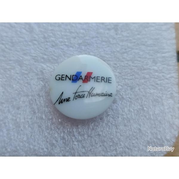 PINS GENDARMERIE NATIONALE  UNE FORCE HUMAINE PUB PORCELAINE MODELE ROND