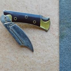 PINS CANIF COUTEAU