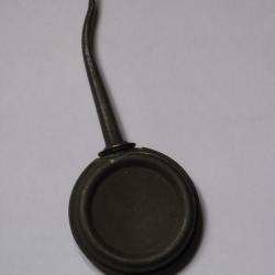 14-18 : petite burette à huile pour arme.