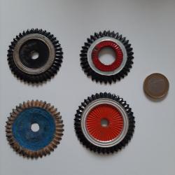 Lot de 4 cocardes pour casque à pointe allemand de la Grande Guerre. Vendues comme copies.