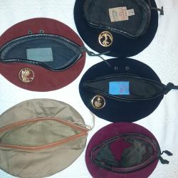 5 bérets dont certains avec insignes