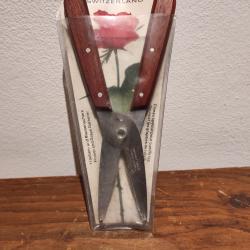 Rare petit sécateur Victorinox neuf dans son emballage pour fleurs et grappe raisin