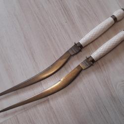 ancienne paire de dague de vertue ou pique couille en bronze