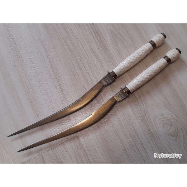 ancienne paire de dague de vertue ou pique couille en bronze