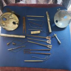 lot d'anciens instruments médicaux / médecine