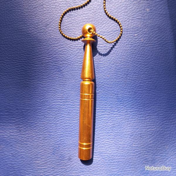 ancienne quille militaire en laiton avec sa chane