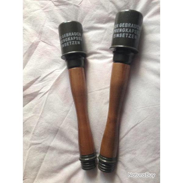 2 grenades a manche en bois en reproduction non dmontable MONOBLOC    A11