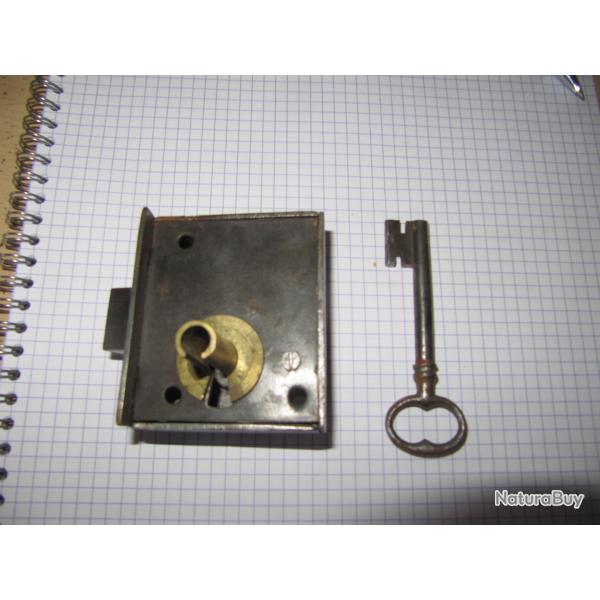 Serrure ancienne placard rvis -SER1