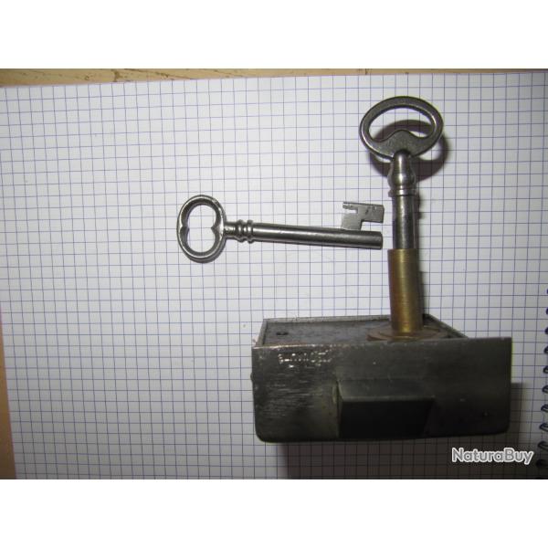 Serrure ancienne placard rvis -SER2
