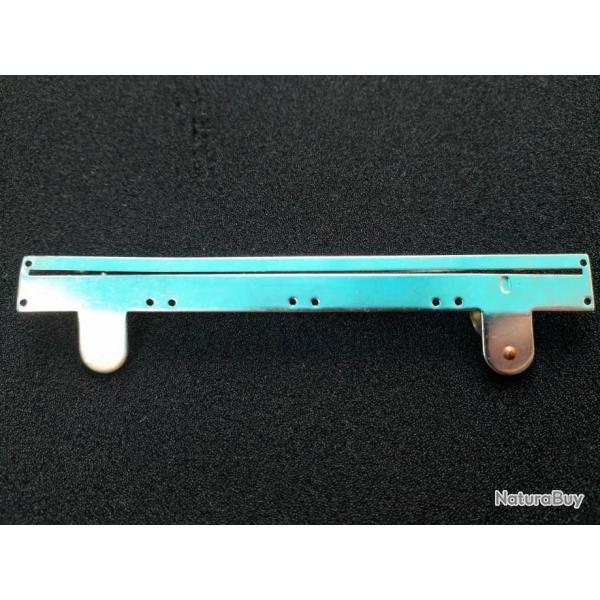 Support en mtal pour mdaille militaire britannique - Largeur : 12.5 cm H:1.8