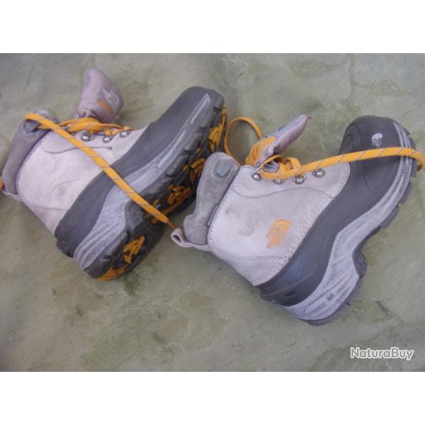 chaussures de randonne enfant taille "the North face"32