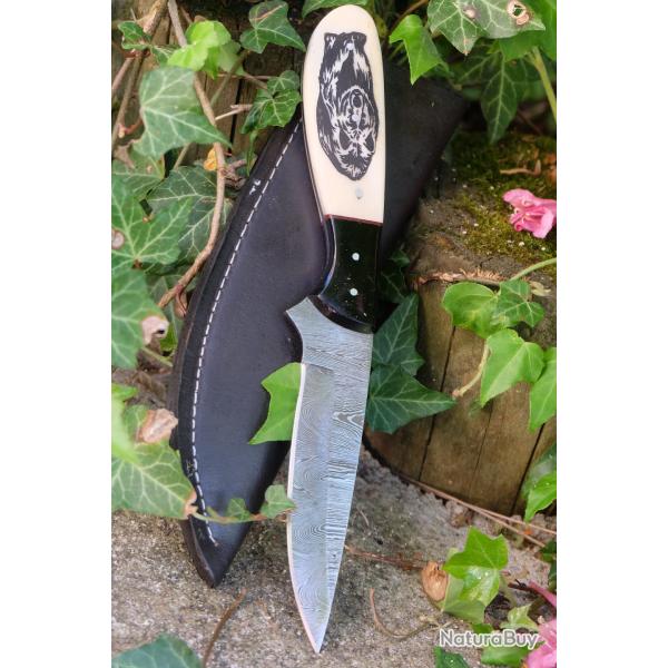 Couteau de Chasse Damas Lame 256 Couches Manche OS Scrimshaw Ours Bear Fabr Artisanale Etui Cuir 01