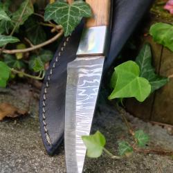 Skinner Couteau de Chasse Lame Acier Damas 256 Couches Manche Olivier Fabr Artisanale Etui Cuir 01