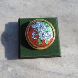 Broche circulaire, orné d'un émail sur cuivre à décor de  fleurs, Signé "J.Brevers PARIS (Vers 1920)