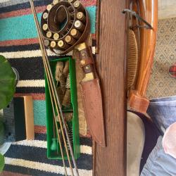 Vend cartouchière presque pleine de cartouche, un couteau et un kit de nettoyage pour les armes et t