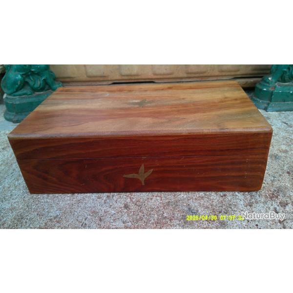 Trs beau Coffret en Bois de noyer massif avec incrustation de Laiton Epoque Napolon III