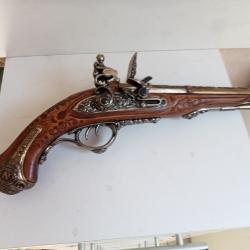 pistolet de décoration en exellent état longueur 39 cm largeur 8 cm hauteur 15 cm avec trépied
