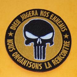 TISSU PATCH : DIEU JUGERA NOS ENNEMIS , NOUS ORGANISONS LA RENCONTRE , DIAMETRE 9 CM , BON ETAT VOIR