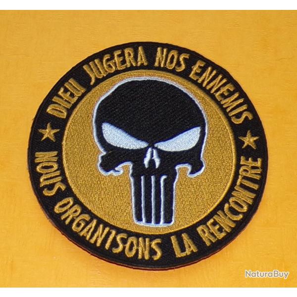 TISSU PATCH : DIEU JUGERA NOS ENNEMIS , NOUS ORGANISONS LA RENCONTRE , DIAMETRE 9 CM , BON ETAT VOIR