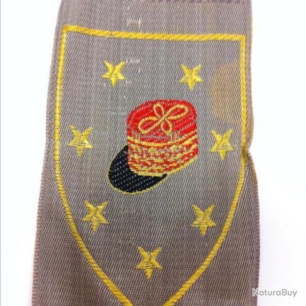 Broderie en soie avec kpi fond beige A251