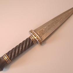 Belle dague moderne façon Sgian Dubh, forte lame damas à 6 pans, fusée torsadée, étui cuir