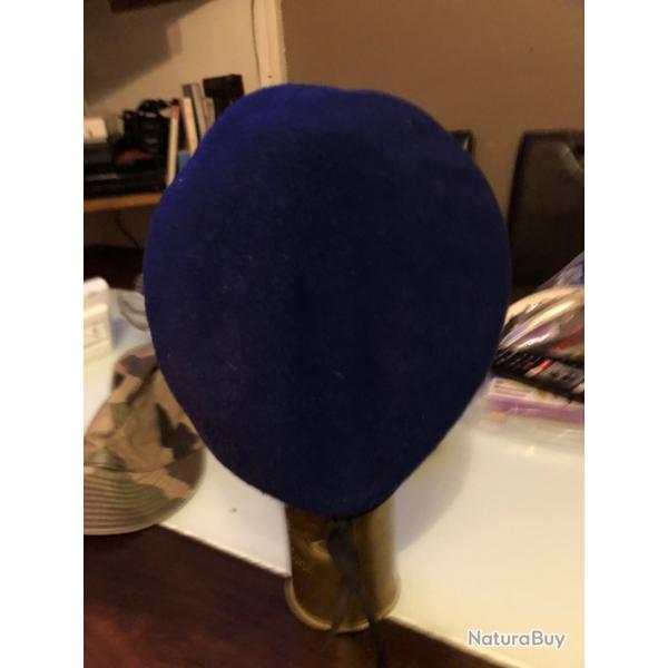 Bret et casquette militaire