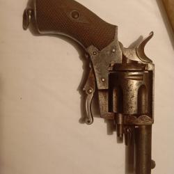 Jolie Revolver bulldog 320 à restaurer et compléter