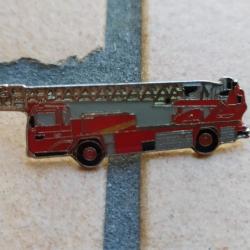 PINS SAPEUR POMPIER CAMION SECOURS INCENDIES GRANDE ECHELLE