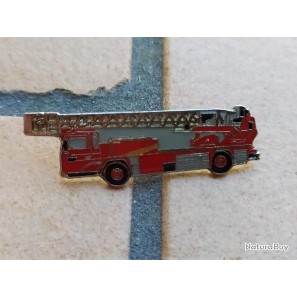 PINS SAPEUR POMPIER CAMION SECOURS INCENDIES GRANDE ECHELLE
