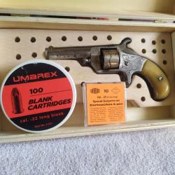 Rare revolver USA  ' NERO 22 short ' modele luxe gravé et nickelé plaquette ivoire en coffret bois.