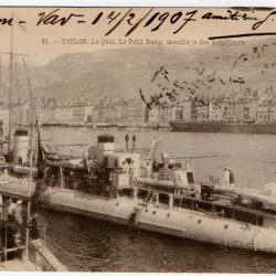 CPA - Marine  " TOULON.Le Quai,Le Petit Rang , mouillage des torpilleurs " N°1140