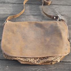 Ancien carnier ou gibeciére en cuir et tissu