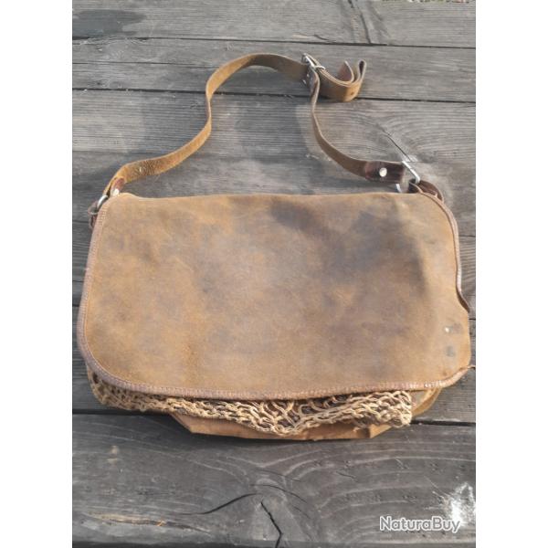 Ancien carnier ou gibecire en cuir et tissu