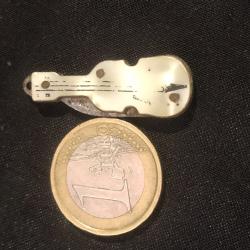 tres petit  couteaux pliants EN FORME DE QUITARE EN NACRE