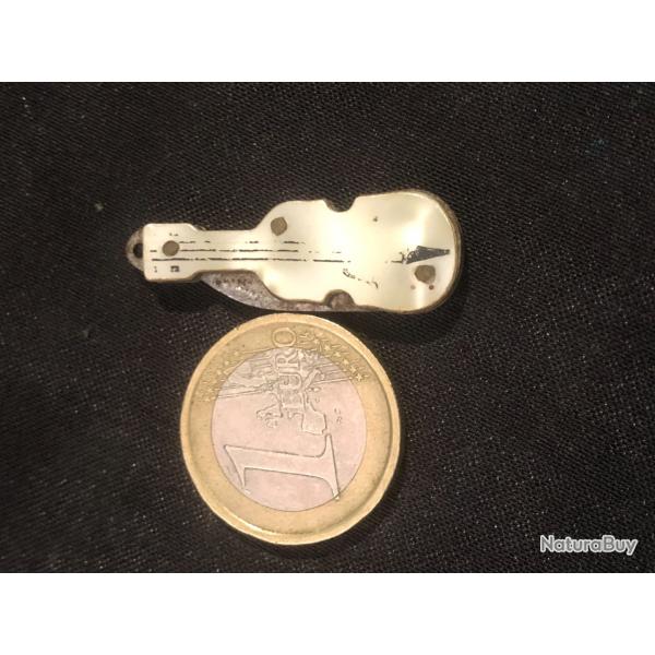 tres petit  couteaux pliants EN FORME DE QUITARE EN NACRE