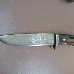 Couteau forgé par Jean Paul Sire damas barreaux motif explosion manche phacochère ébène