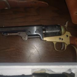 Vends 2 répliques Colts  Navy 1851 avec 3 étuis et 2 ceintures en cuir
