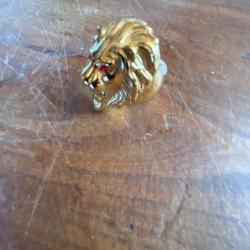 Chevalière tête de lion rubis synthétique