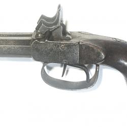 Pistolet à broche et à deux canons octogonaux.