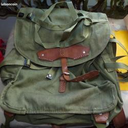 LOT DE 2 SACS A DOS ROMANIAN ARMY BACKPACK CANVAS WWII , EMPLACEMENT POUR LE CASQUE , TAMPON SUR LES