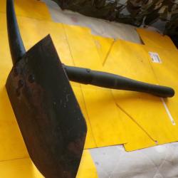 PELLE PIOCHE PLIANTE DE TYPE MILITAIRE DE L'ARMEE AMERICAINE U.S , PAS DE MARQUAGE D'ORIGINE , LONG