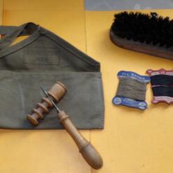 POCHETTE AVEC NECESSAIRE A COUDRE WWII , AVEC 3 POCHETTES DE FILS ET AIGUILLE SUR SON SUPPORT EN BUI