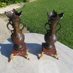 Ancienne paire de vase de garniture de Cheminée en régule et marbre rouge veiné, début 20ème Siècle