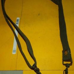 BRETELLE EN TOILE POUR P.M  MAT 49 , LA BRETELLE EN TOILE ETAIT PLUTOT RESERVE AUX PARACHUTISTES  ,
