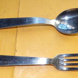 COUVERTS  POUR LE REPAS DE  L'ARMEE FRANCAISE DE FABRICATION FRANCAISE AVEC MARQUAGE FABRICANT ARMEE