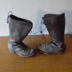 BOTTINES A LACET POUR PERSONNELLES FEMININ . POUR INFIRMIERES OU AUTRE PREMIERE GUERRE MONDIALE