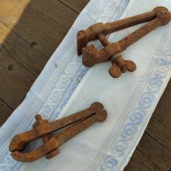 BRADES - 2 Anciens étaus d'armurier à nettoyer