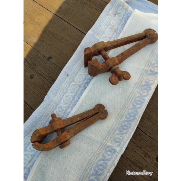 BRADES - 2 Anciens taus d'armurier  nettoyer