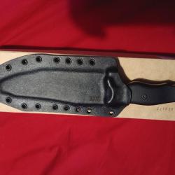 Couteau WTG Little Evil Fighter - Gen 2 Satiné/Convexe/Noir avec revêtement rouge